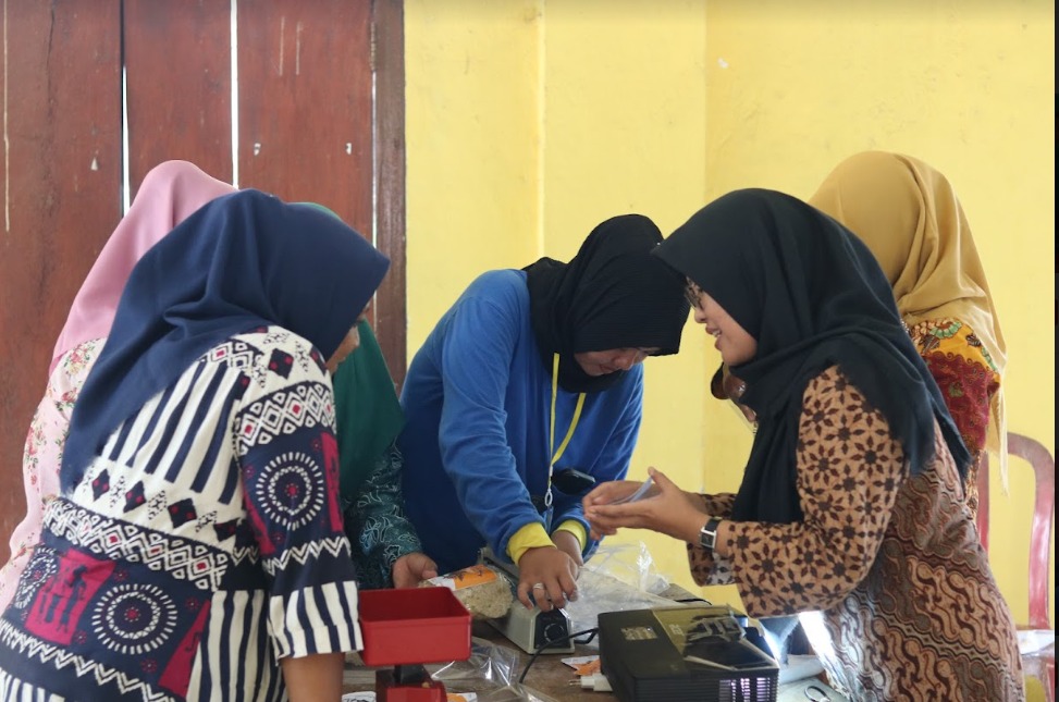 Demonstrasi UMKM Terkait Pengemasan Produk oleh Ibu Tunjung Andarwangi, S.P., M.Si.