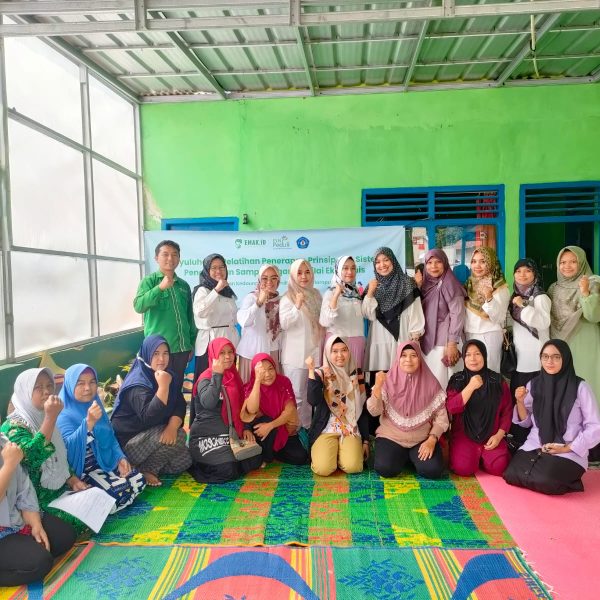 Tim Dosen Agribisnis Pangan Beri Bimbingan Pemanfaatan Lahan Pekarangan Rumah (Kerjasama Polinela – PLN – Emak.id)