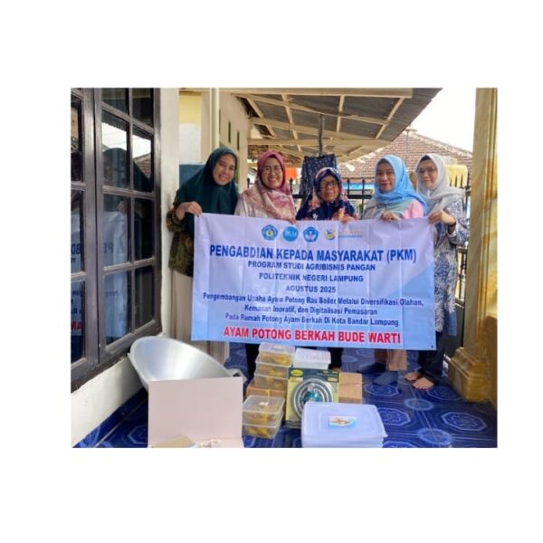 TIM DOSEN AGRIBISNIS PANGAN DAMPINGI PENGEMBANGAN USAHA RUMAH POTONG AYAM BERKAH BUDE WARTI